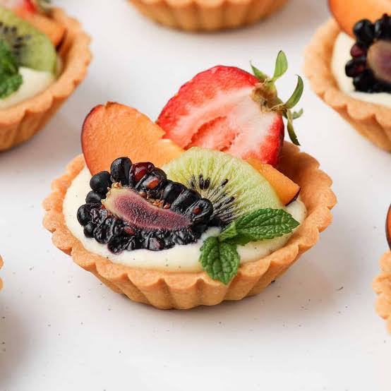 Fruit tart with strawberry, kiwi and berries